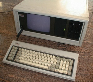 Marca 1983 je ugledal luč sveta Compaq Portable, ki se ga je prijel tudi vzdevek računalnik v kovčku.